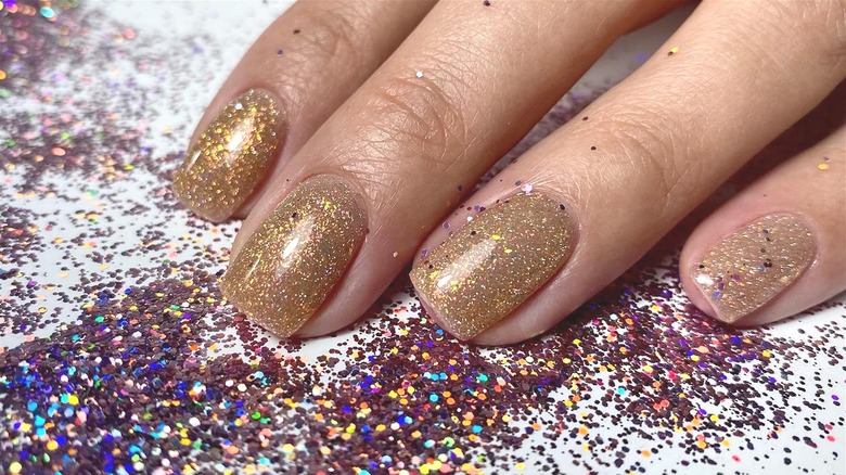 Sparkle On: Your Quick Guide to Glitter Nails